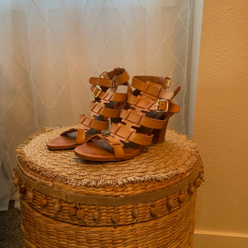 Quipid sandals with heel.